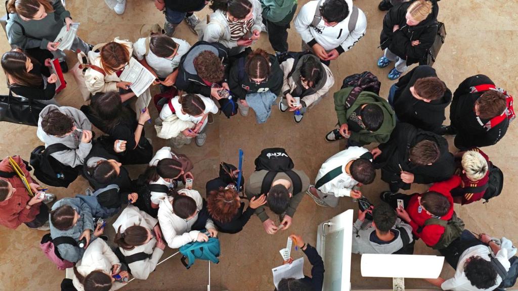 Alumnos durante el primer día de selectividad en Galicia 2025