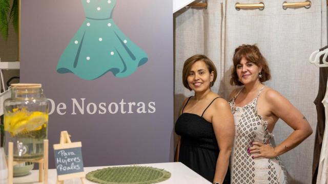 Laura y Maite posan en su nueva tienda de ropa.
