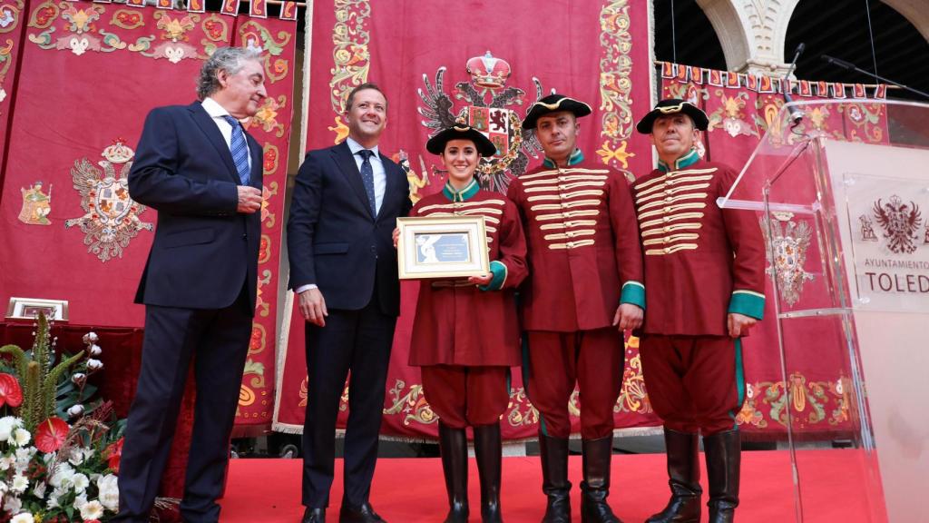 Los timbaleros del Ayuntamiento de Toledo han recibido la Tarasca de Honor.