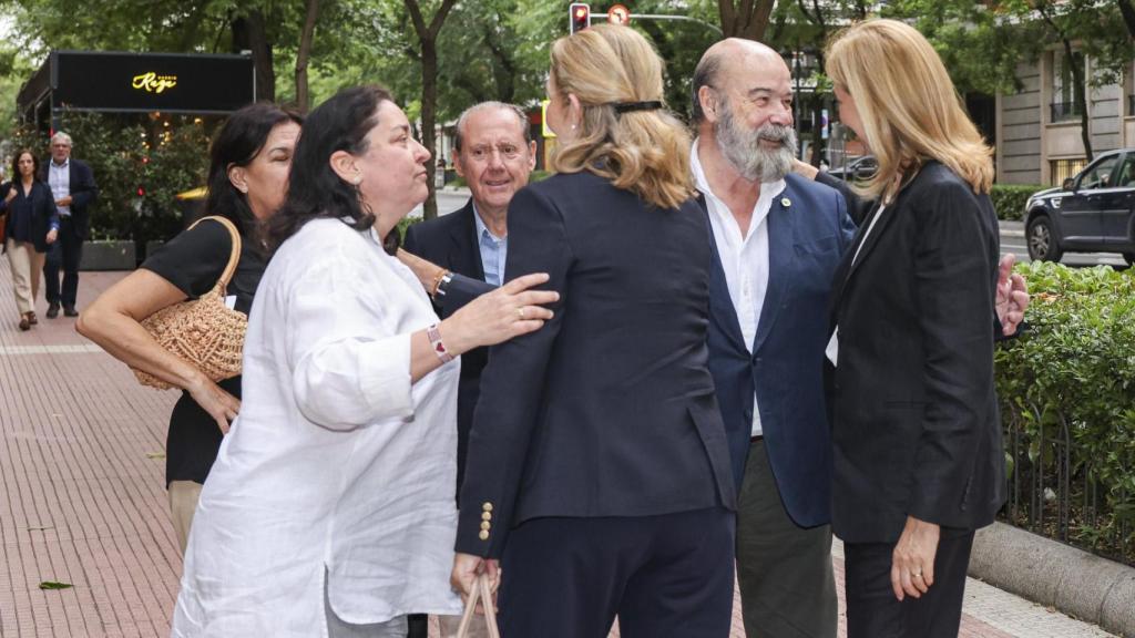 Antonio Resines y su mujer, Ana Pérez-Lorente, saludan a las infantas Elena y Cristina en el funeral de Paola Caprile.