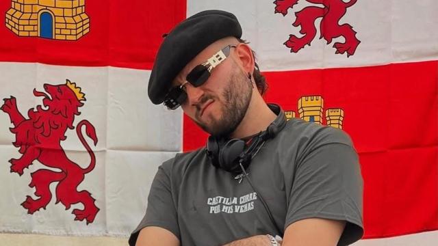 El alcalde de La Matilla, Diego Hernández, pinchando como DJ en la caseta del PCAS-TC en la fiesta de Villalar, con la bandera de Castilla y León al fondo