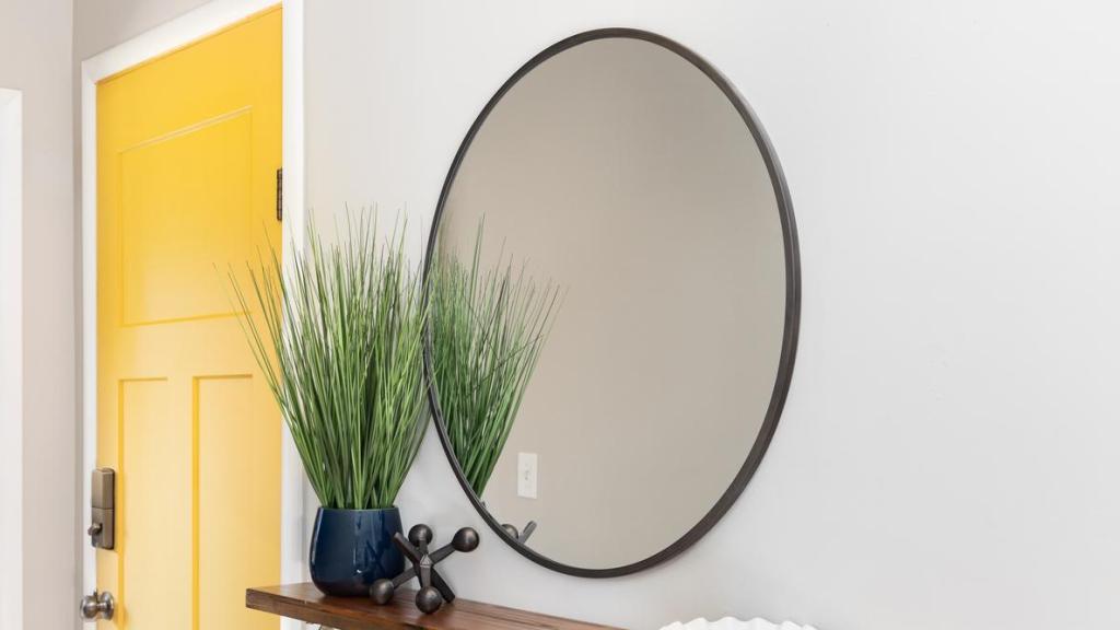 Recibidor con un espejo.