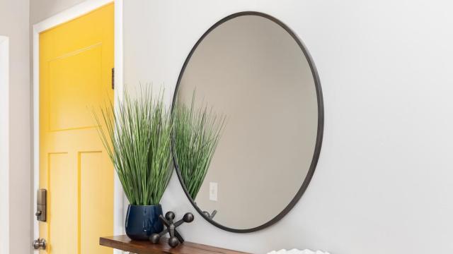 Recibidor con un espejo.