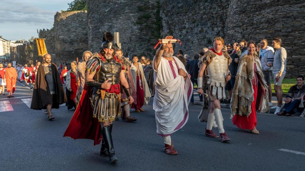 Asistentes del Arde Lucus ataviados con sus trajes