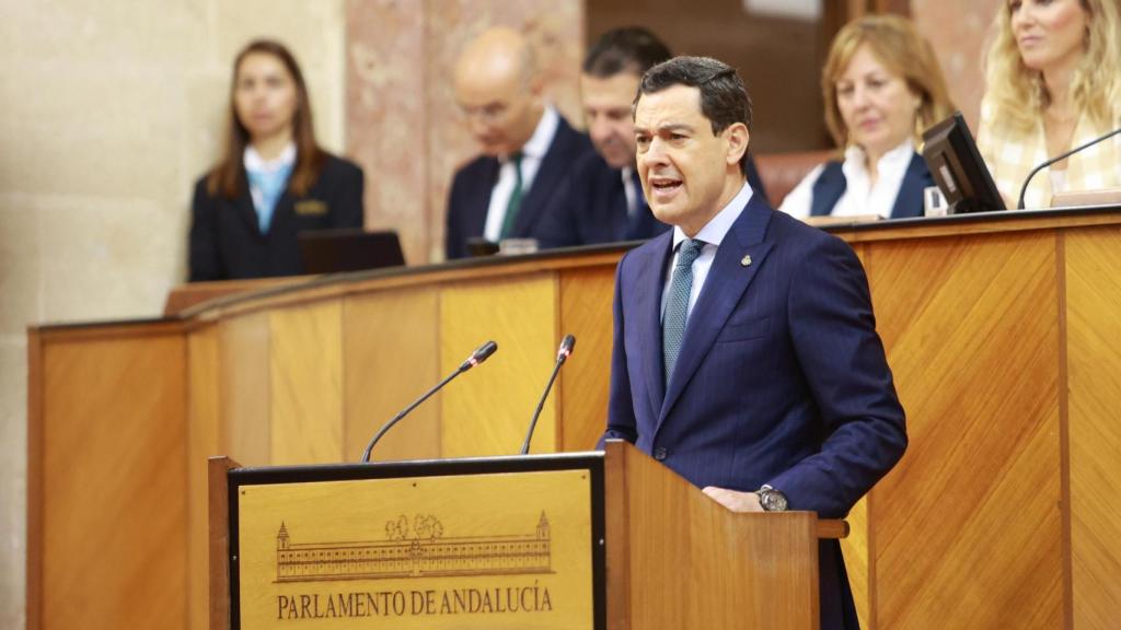 El presidente de la Junta, Juanma Moreno, interviene ante el Pleno del Parlamento de Andalucía.