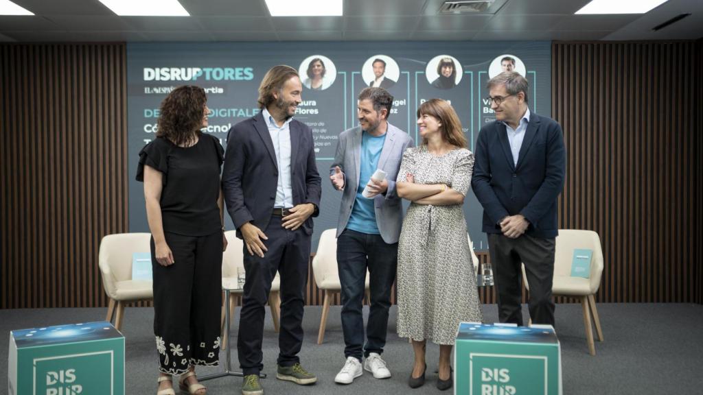 De izquierda a derecha: la directora de Desarrollo de Negocio y Nuevas Tecnologías en SEGITTUR, Laura Flores; el director de Desarrollo de Negocio EMEA y APAC en HBX GROUP, Miguel Ángel Hernández; el redactor jefe de DISRUPTORES, Javier Arnau; la Technology & Innovation Director de TUI Spain, Portugal & Americas, Romina Eciolaza; y el director de Desarrollo de Negocio para Administraciones Públicas en LIBELIUM, Victor Badorrey.