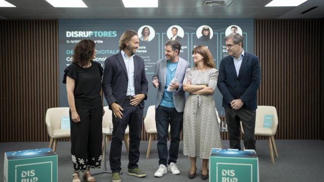 De izquierda a derecha: la directora de Desarrollo de Negocio y Nuevas Tecnologías en SEGITTUR, Laura Flores; el director de Desarrollo de Negocio EMEA y APAC en HBX GROUP, Miguel Ángel Hernández; el redactor jefe de DISRUPTORES, Javier Arnau; la Technology & Innovation Director de TUI Spain, Portugal & Americas, Romina Eciolaza; y el director de Desarrollo de Negocio para Administraciones Públicas en LIBELIUM, Victor Badorrey.