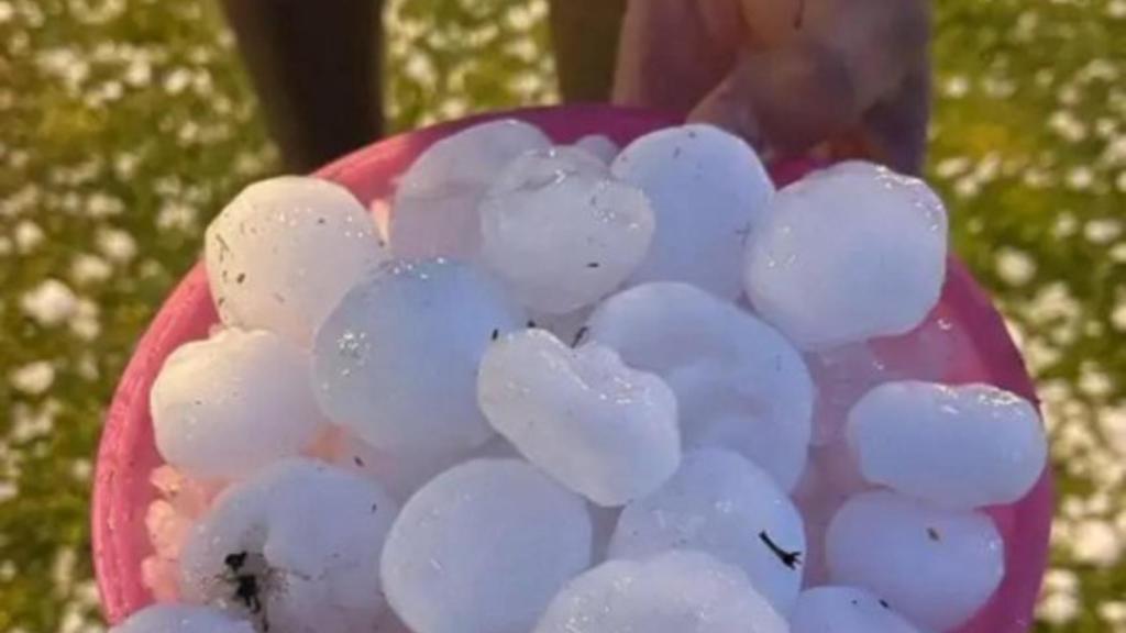 El usuario de Twitter Jonás de Lezo muestra los granizos recogidos en Madrid.