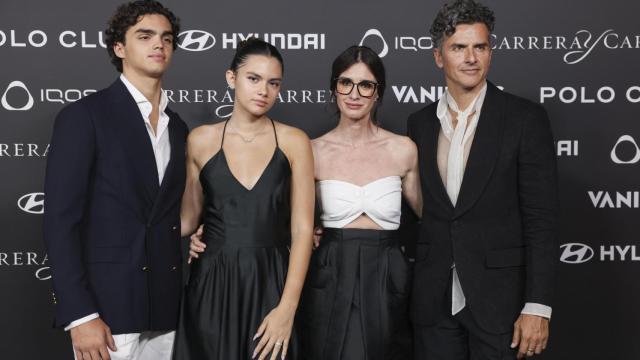 Paz vega junto a su marido, Orson Salazar, y dos de sus hijos, Orson Jr. y Ava, en gala de los Premios Vanitatis 2025.