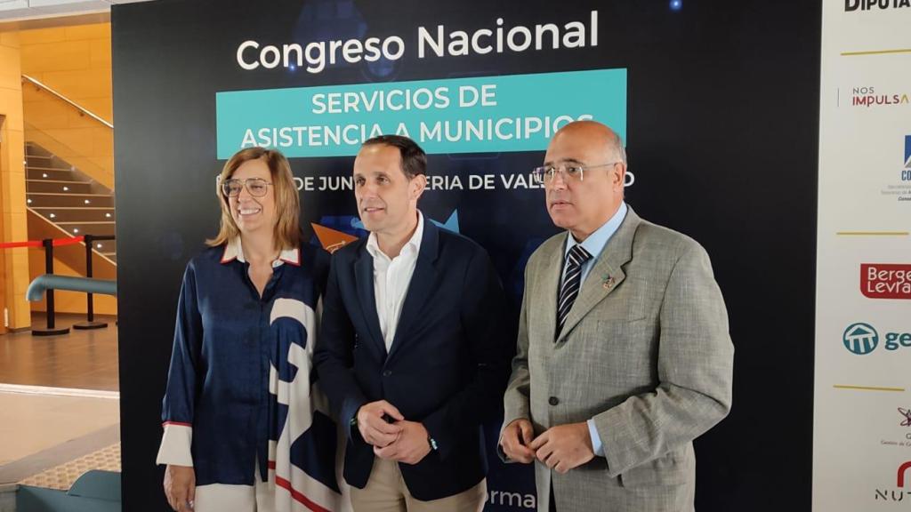 La presidenta de la Diputación de Palencia y de la FRMP, Ángeles Armisén, el presidente de la Diputación de Valladolid, Conrado Íscar, y el subdelegado del Gobierno en Valladolid, Jacinto Canales, en la inauguración del congreso de este jueves