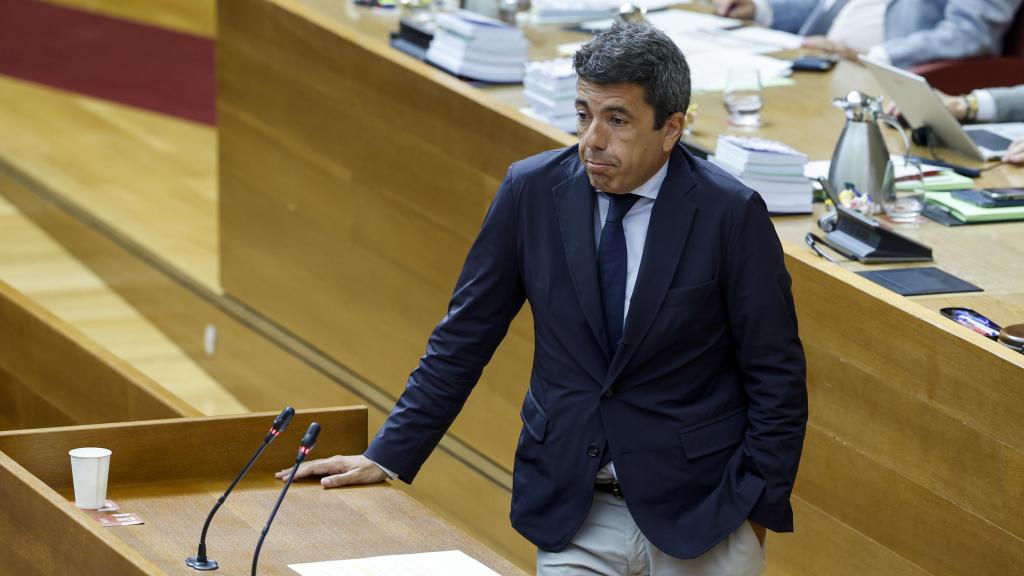 El president de la Generalitat, Carlos Mazón, reacciona durante el pleno de Les Corts Valencianes. Efe / Ana Escobar