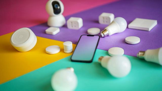 Dispositivos que pueden funcionar gracias al IoT junto a un teléfono móvil.