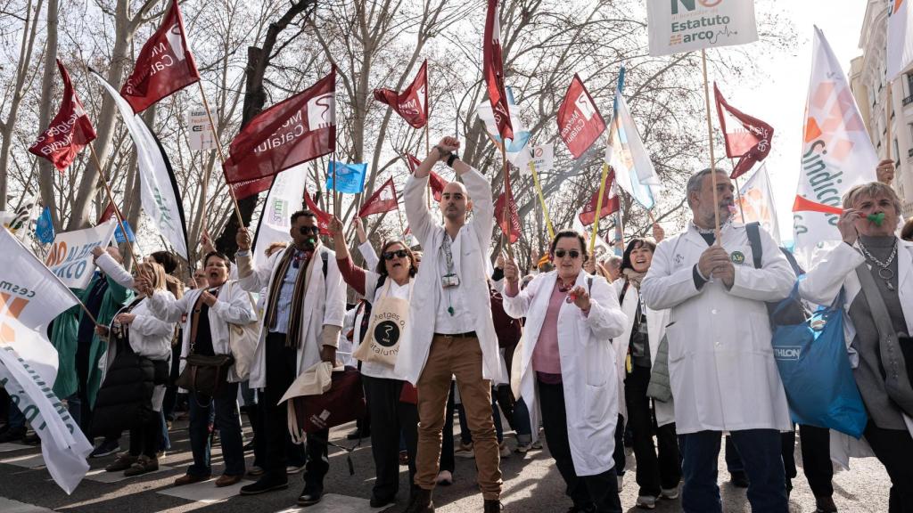 Decenas de personas durante una concentración de los sindicatos médicos frente al Ministerio de Sanidad, a 13 de febrero de 2025