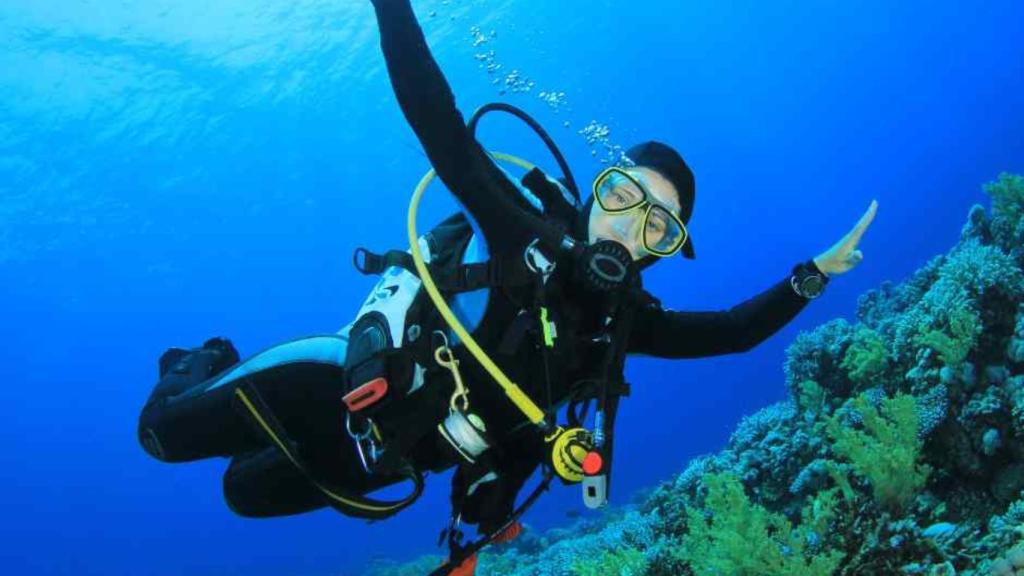 Una mujer haciendo esnórquel en cala Moraig.