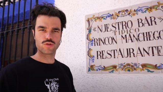 Peldanyos, en la puerta del restaurante Nuestro Bar.