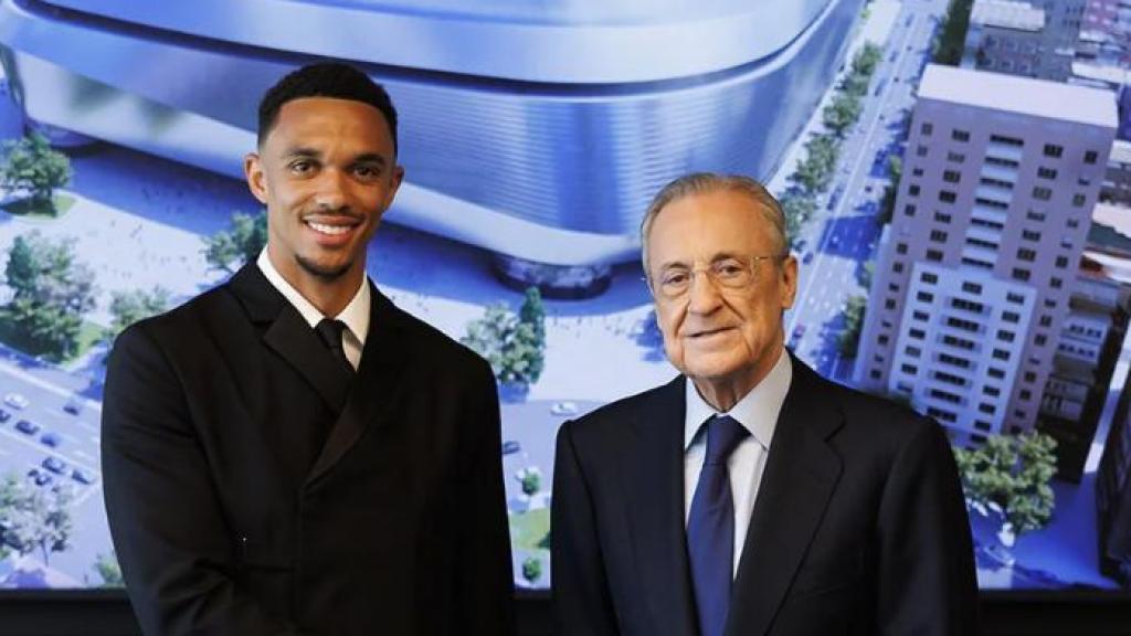 Trent Alexander-Arnold, junto a Florentino Pérez tras firmar el contrato con el Real Madrid