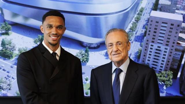 Trent Alexander-Arnold, junto a Florentino Pérez tras firmar el contrato con el Real Madrid