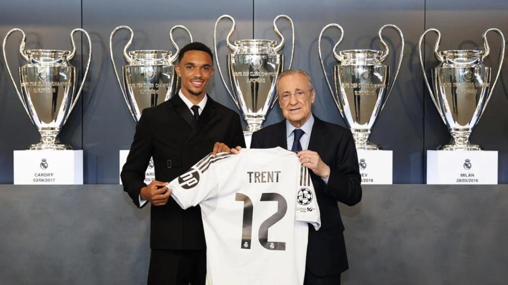 Trent Alexander-Arnold posa junto a Florentino Pérez con la camiseta del Real Madrid