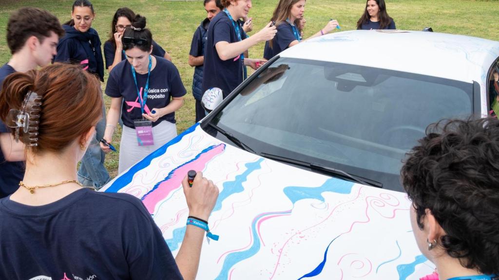 Los participantes de Generación Arte, transformando en lienzo un BMW de serie 1.