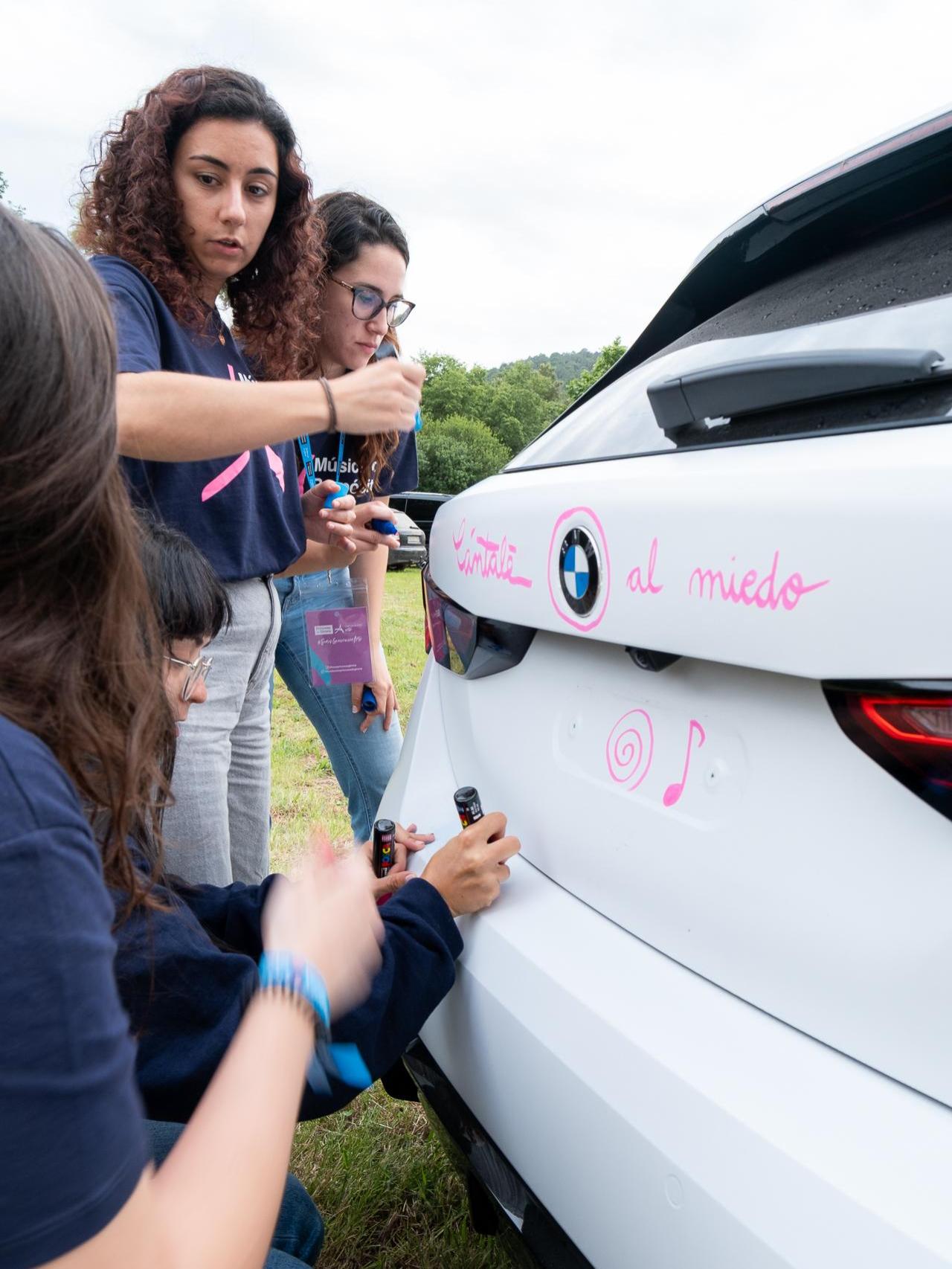 Detalle de los jóvenes en su experiencia artística.