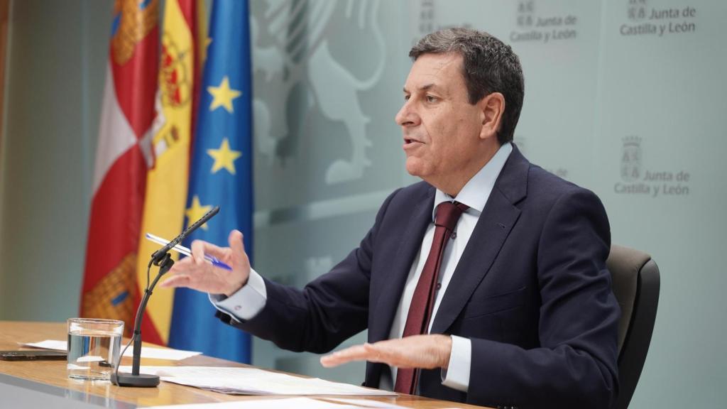 . El consejero de Economía y Hacienda y portavoz de la Junta, Carlos Fernández Carriedo, comparece en rueda de prensa posterior al Consejo de Gobierno.