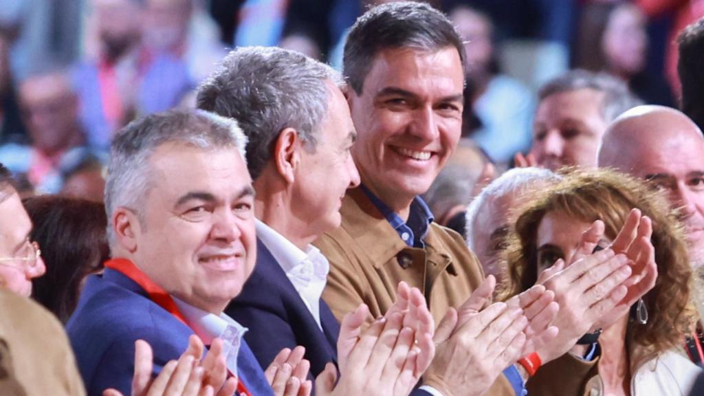 Santos Cerdán junto a Sánchez y Zapatero en el 41º Congreso Federal del PSOE en Sevilla en diciembre.