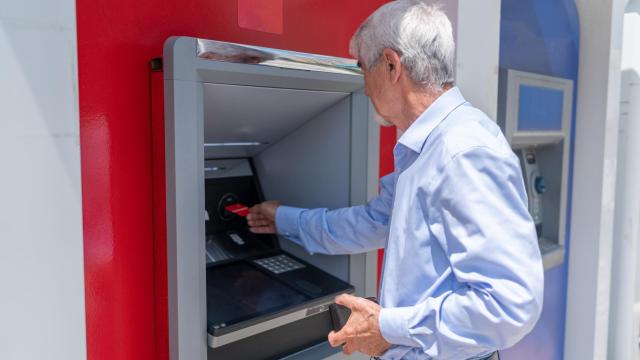 Un jubilado sacando dinero.
