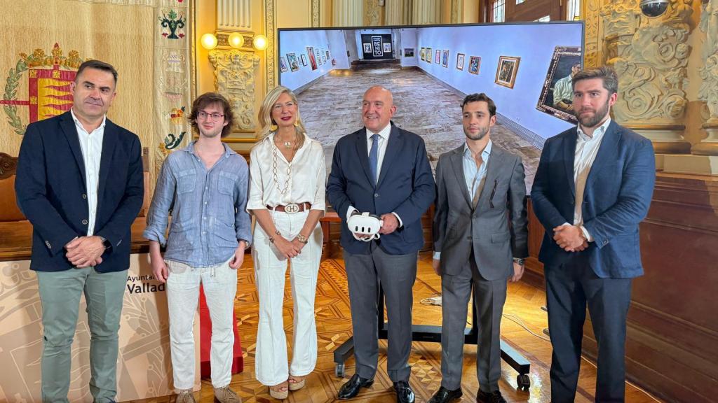 El alcalde de Valladolid, Jesús Julio Carnero, junto con el presidente de la Fundación Godofredo Garabito y Gregorio, Guillermo Garabito, y el ingeniero que ha diseñado una tecnología pionera, Chema Garabito, presentan el museo de Eduardo García Benito