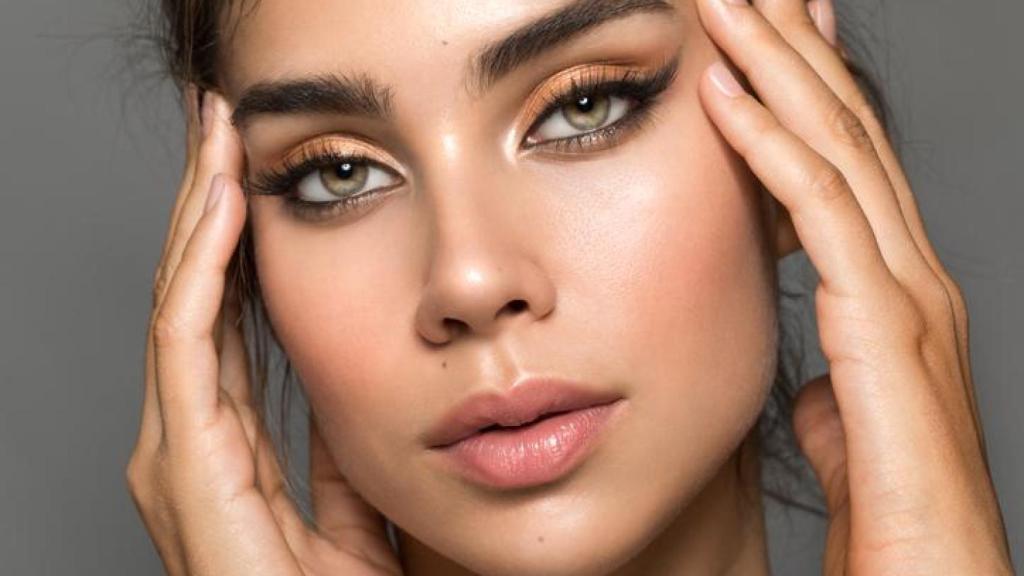 Mujer maquillada para ensalzar su mirada.