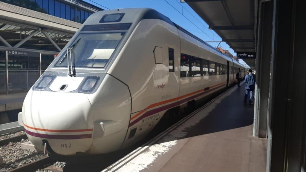 Un tren Alvia en la estación de Salamanca