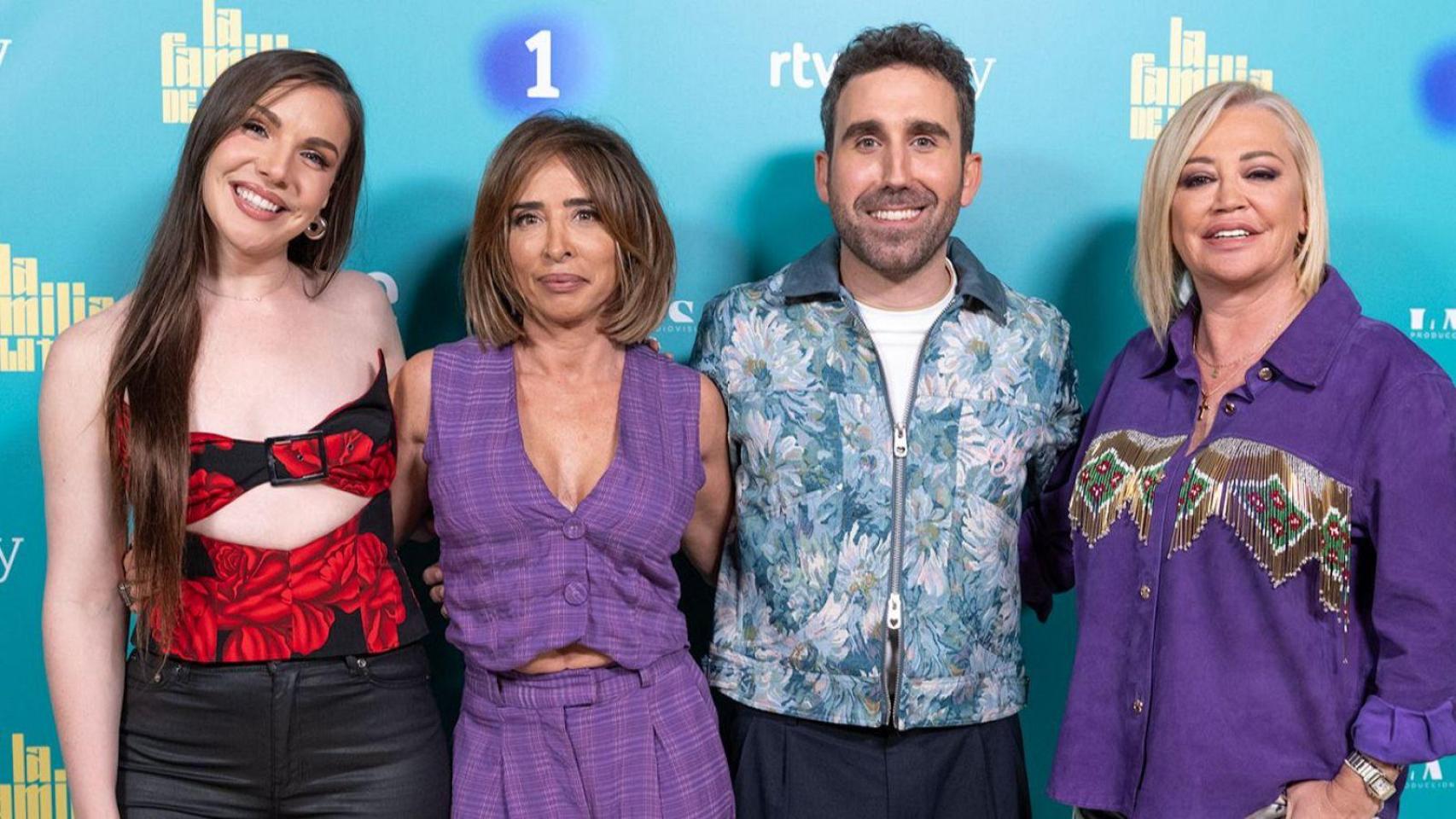 Los presentadores de 'La familia de la tele'.