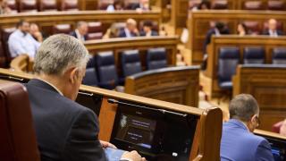 El secretario de Organización del PSOE, Santos Cerdán, este jueves en el escaño leyendo el informe de la UCO.
