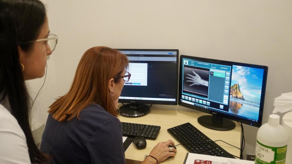 Las doctoras Domínguez y García, médicas forenses, efectúan una evaluación preliminar de la radiografía de la muñeca izquierda de un migrante.