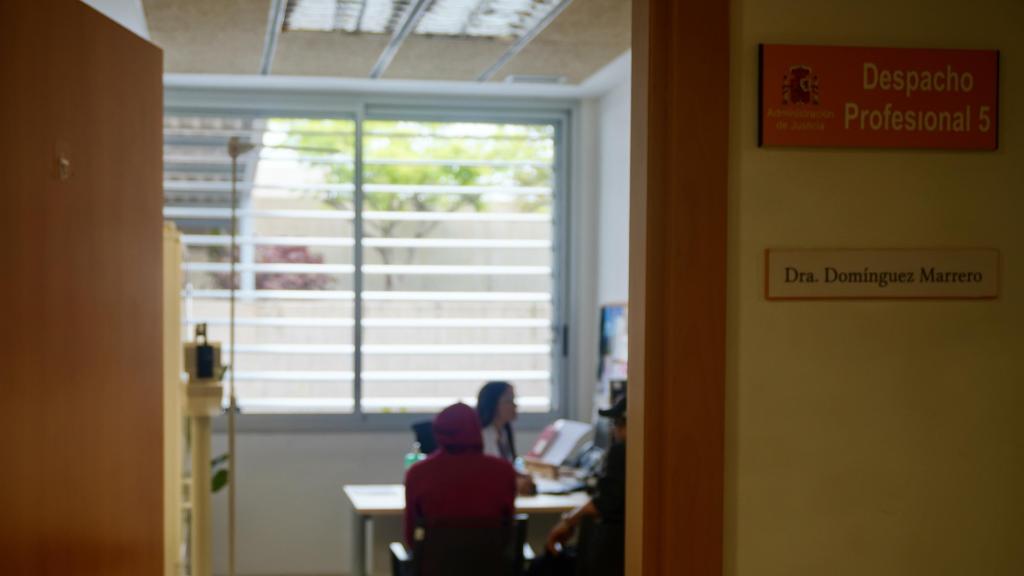 En el despacho de las dos médicas forenses se realizan entrevistas personales, a partir de las cuales se elabora un informe que también se envía a la Fiscalía de Menores.