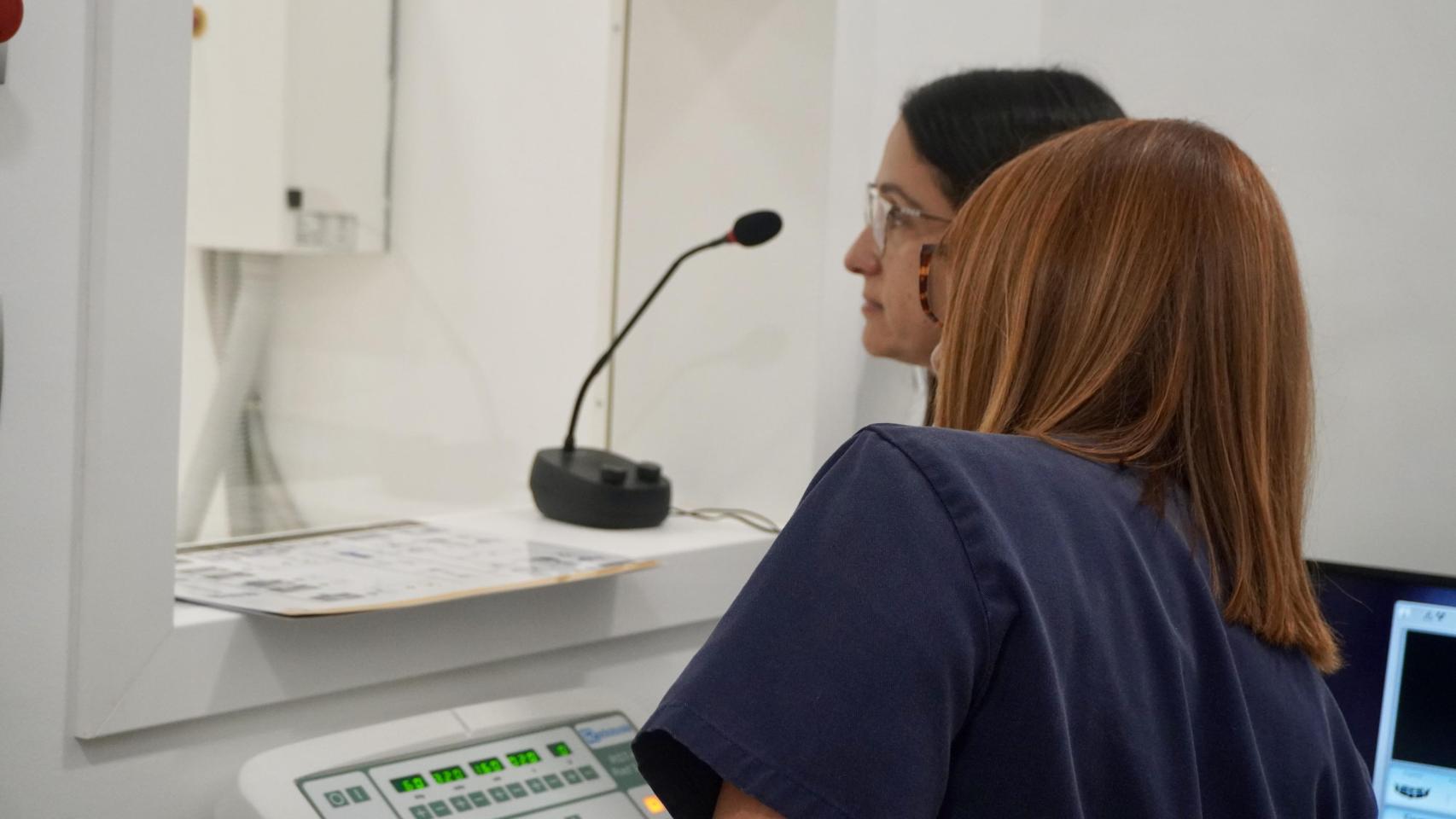 Anahí Domínguez y Diana García, en la sala de Rayos X, durante una prueba a un migrante.