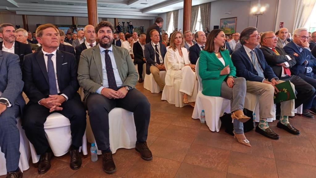 López Miras (2i) junto al presidente de Proexport, Mariano Zapata (i), este jueves.