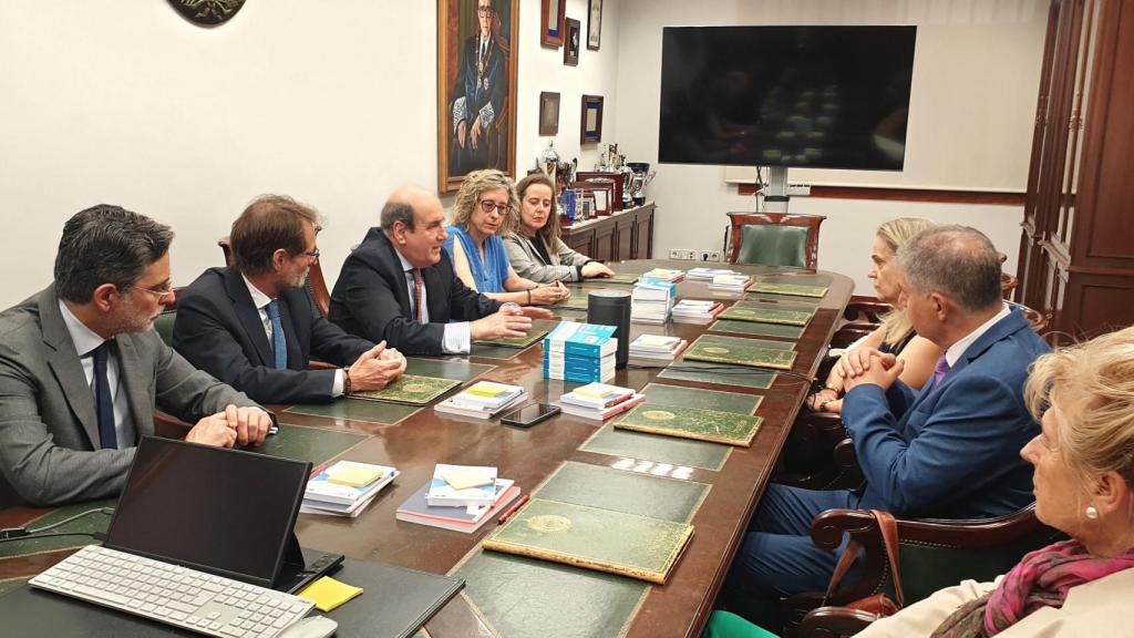 Reunión entre el Colegio de Abogados y la Valedora do Pobo.