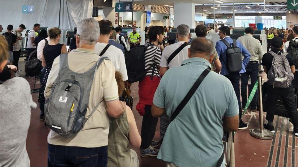 Un grupo de gente en la estación de Chamartín.