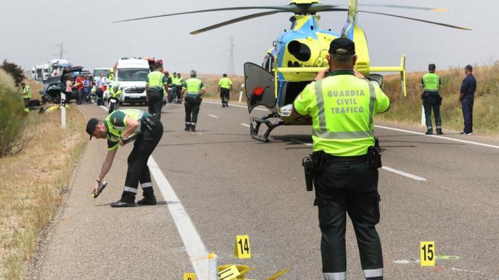 La Guardia Civil y un helicóptero en el lugar del siniestro