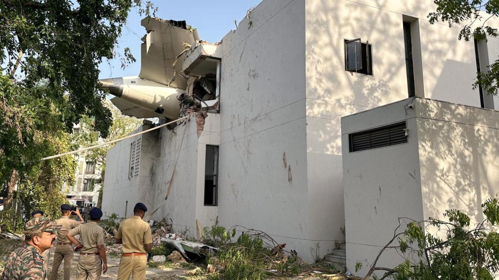 Así ha quedado el avión de Air India tras impactar contra la residencia de estudiantes.