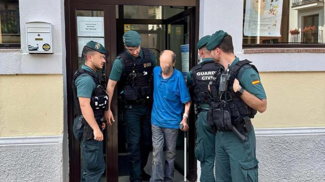 La Guardia Civil con el hombre de 66 años que había desaparecido en Burgos