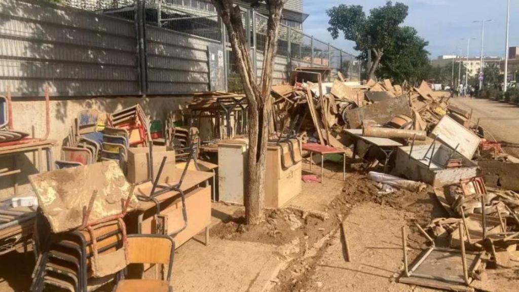 Mobiliario de un colegio afectado por la dana en Catarroja. Aina Solano / EP