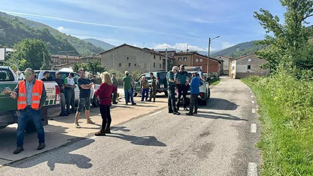 Los voluntarios durante las labores de búsqueda del desaparecido