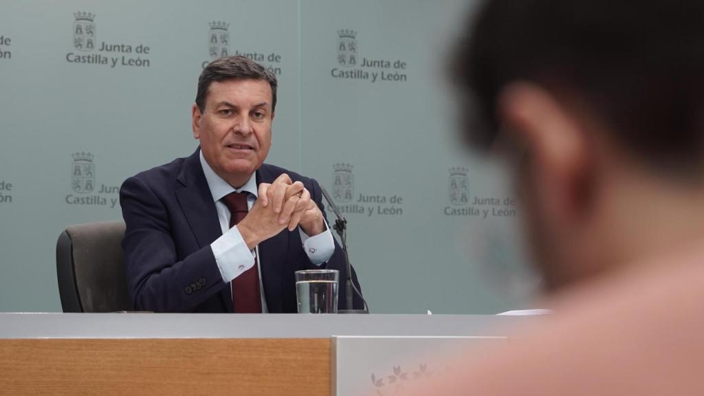 El consejero de Economía y Hacienda y portavoz de la Junta, Carlos Fernández Carriedo, durante una rueda de prensa posterior a un Consejo de Gobierno.