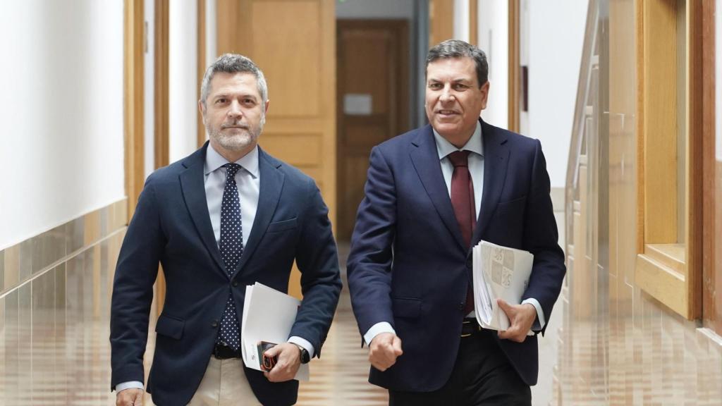 El consejero de Economía y Hacienda y portavoz de la Junta, Carlos Fernández Carriedo, junto al director de Comunicación, Julio López