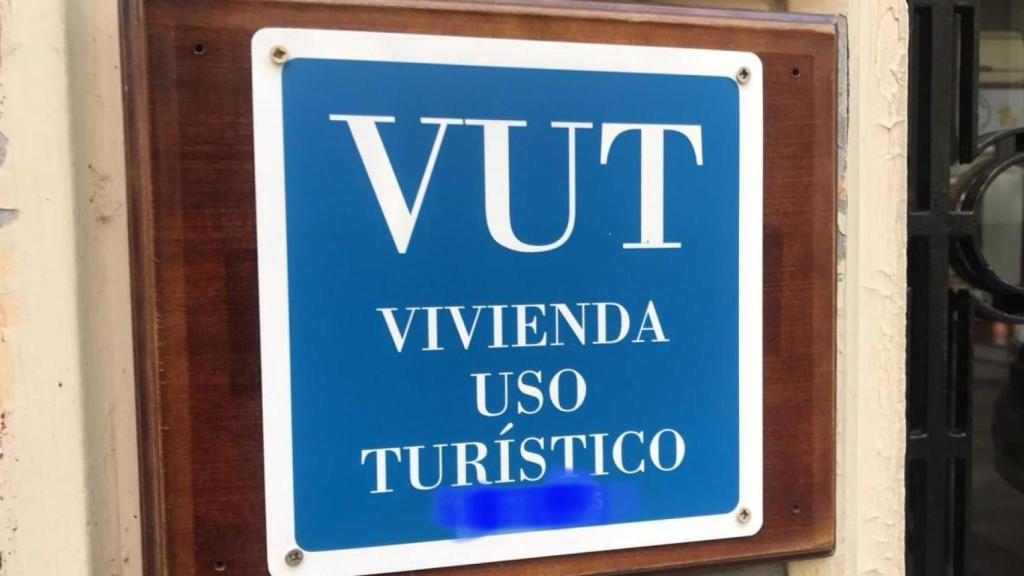 Placa que identifica una vivienda de uso turístico en Galicia.