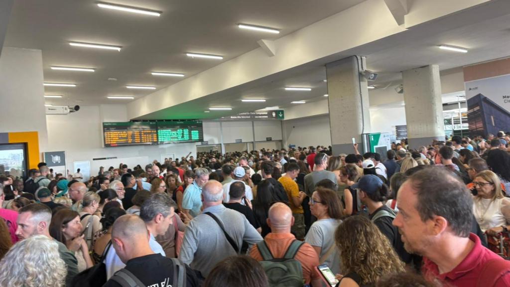 Cientos de pasajeros se agolpan en Chamartín ante los retrasos en los trenes AVE por la caída de tensión