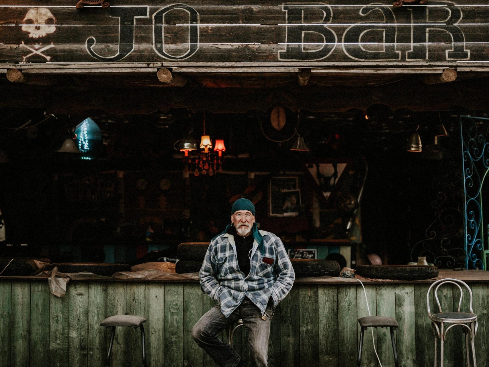 El motero Joseph frente a la barra de El Bar de Jo, en mitad del desierto de Almería.