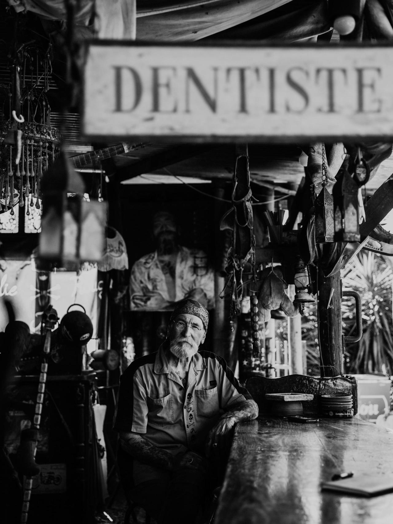 Jo en la barra de su bar rockero.