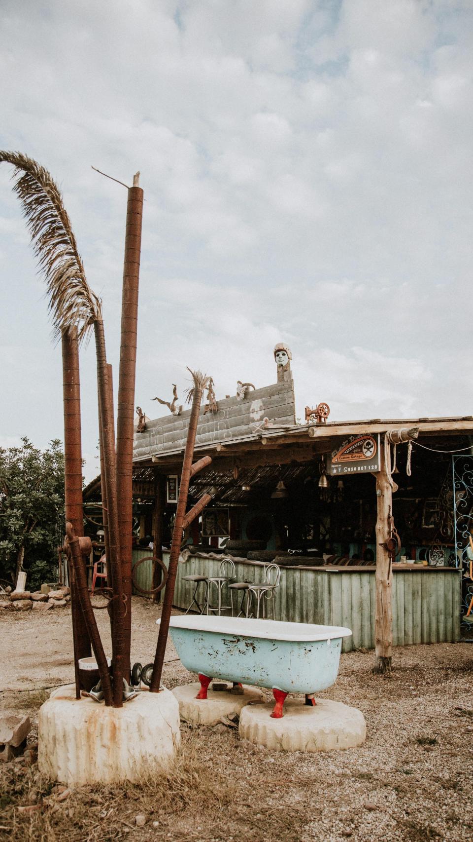 El ambiente de El Bar de Jo, decorado con una bañera suiza antigua.